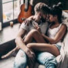 Pareja feliz con bienestar gracias a Horny Goat Weed.