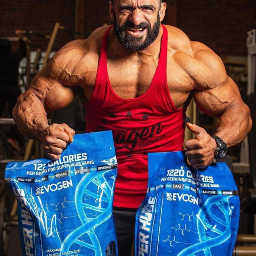 Culturista mostrando Evogen Super Huge Mass