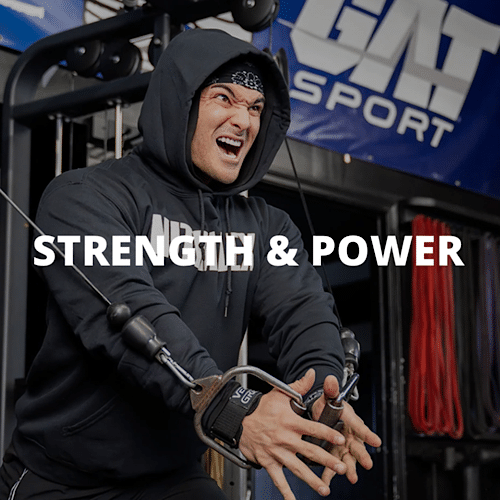 Deportista entrenando con fuerza y potencia.