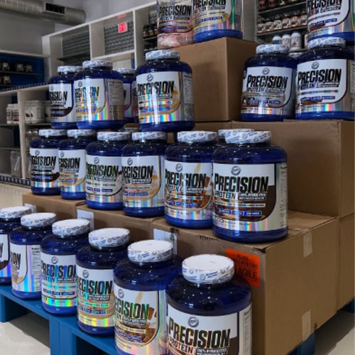 atleta consumiendo proteina