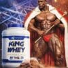 Scoop de proteína King Whey listo para mezclar en vaso mezclador