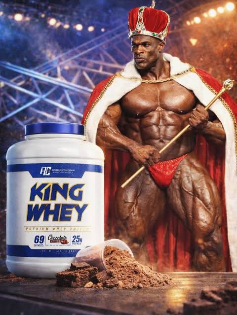 Scoop de proteína King Whey listo para mezclar en vaso mezclador